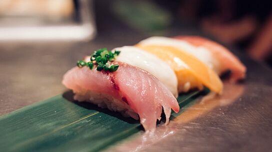 Los platos de pescado fresco son un depósito de proteínas y ácidos grasos en la dieta japonesa