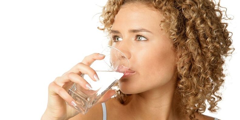 Con una dieta bebible, es necesario consumir 1, 5 litros de agua purificada, así como otros líquidos