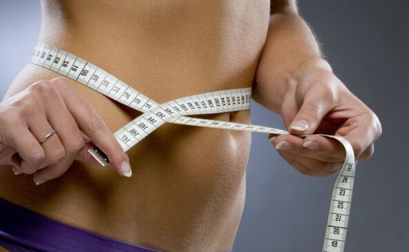 Habiendo perdido 7 kg en una semana gracias a dietas y ejercicios, puede obtener formas elegantes. 