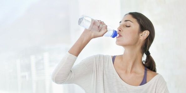Para perder peso rápidamente, debe beber al menos 2 litros de agua por día. 